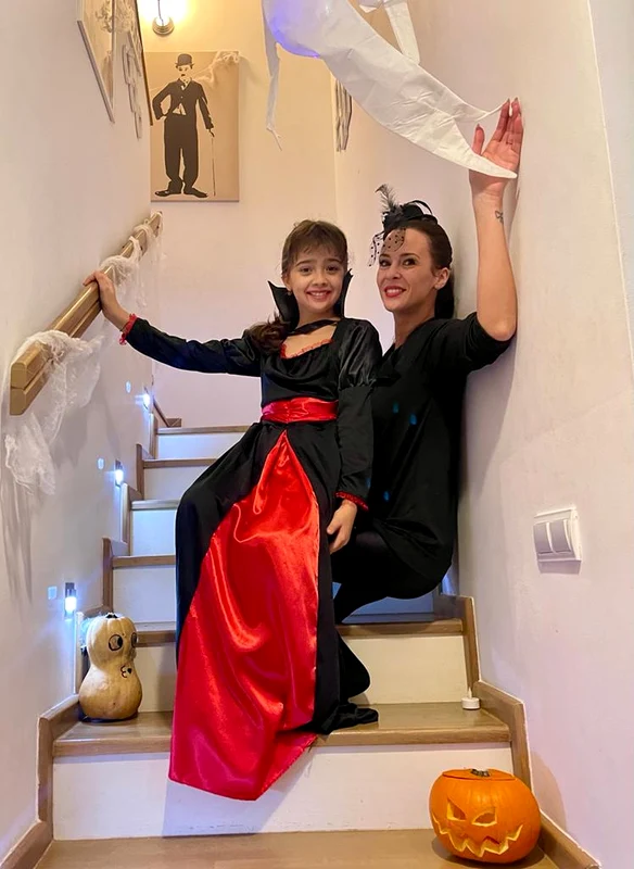 Livia Graur  și fiica, Renata, s au costumat de Halloween JPG