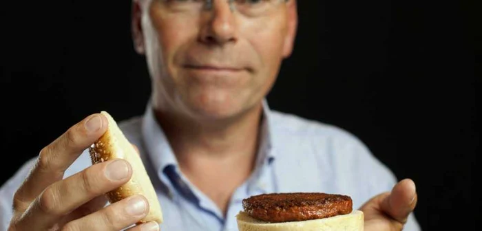 Primul hamburger artificial a fost creat din celule stem. FOTO Reuters