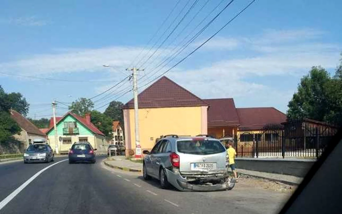 Maşinile au fost şifonate serios în accidentul de la Perşani. FOTOInfotrafic judeţul Braşov