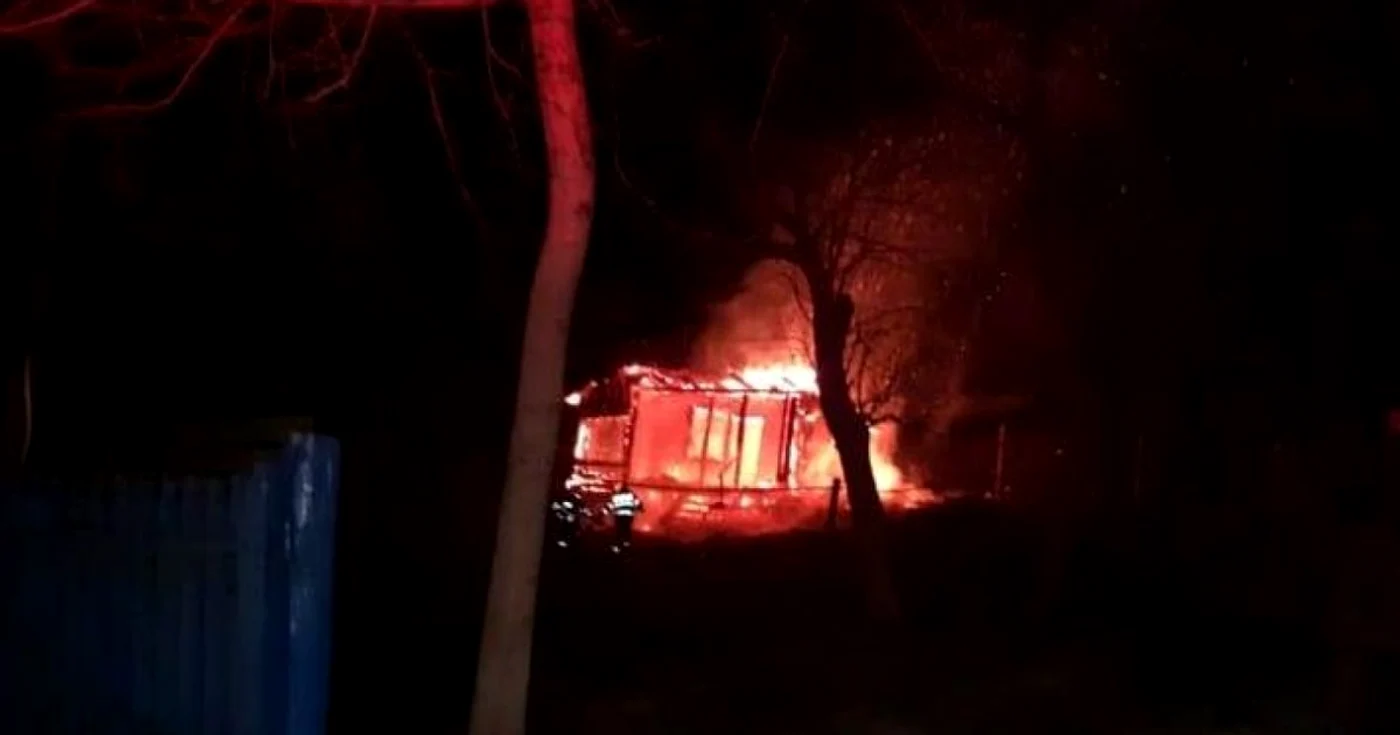 Incendiul a provocat mari daune, locuinţa fiind frav afectată. FOTO ISU Neamţ