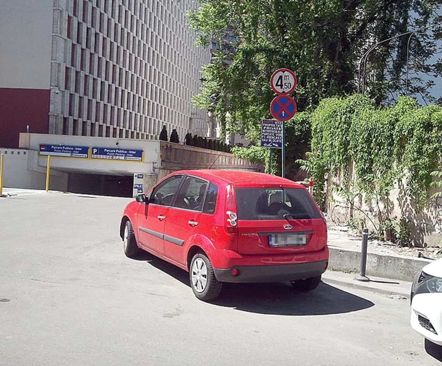 Acest şofer şi-a  parcat maşina la  5 metri de intrarea  într-un parcaj  subteran 