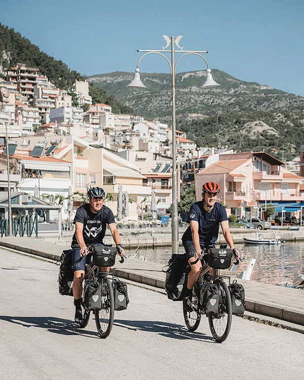 Cei doi  pedalează  100 km pe zi. SURSĂ FOTO: INSTAGRAM