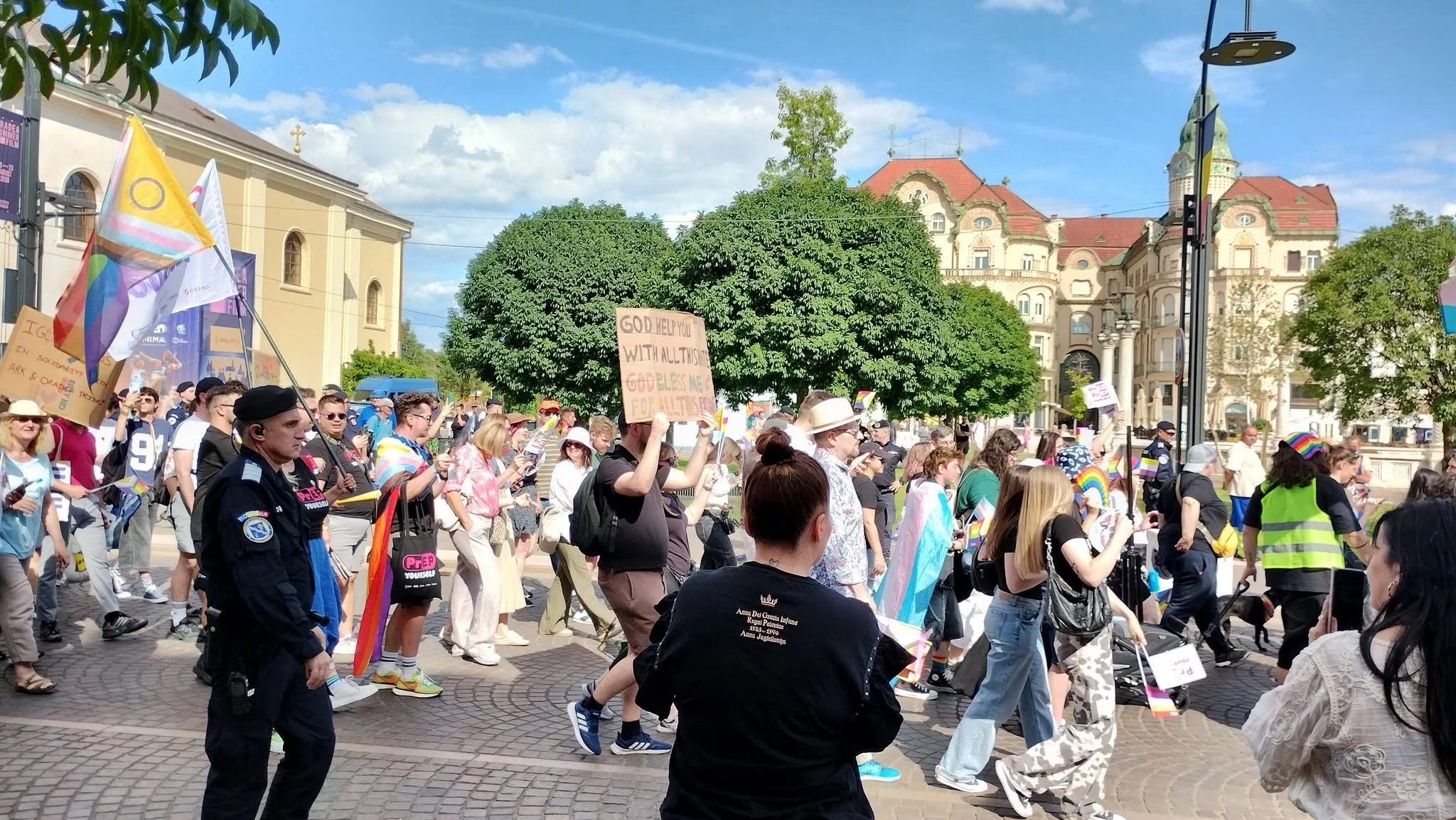 Marșul Oradea Pride 2026, desfășurat în ciuda avertismentelor jandarmilor. Andrei Caramitru: „Benzină curată pentru suveraniști”