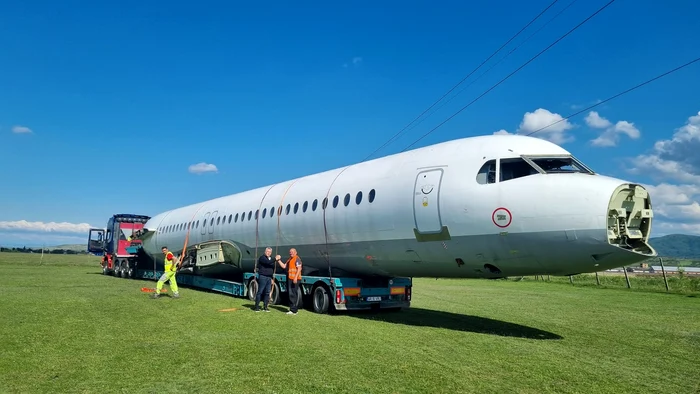 Avionul Fokker 100 a ajuns la Șiria FOTO Facebook/Valentin Bot