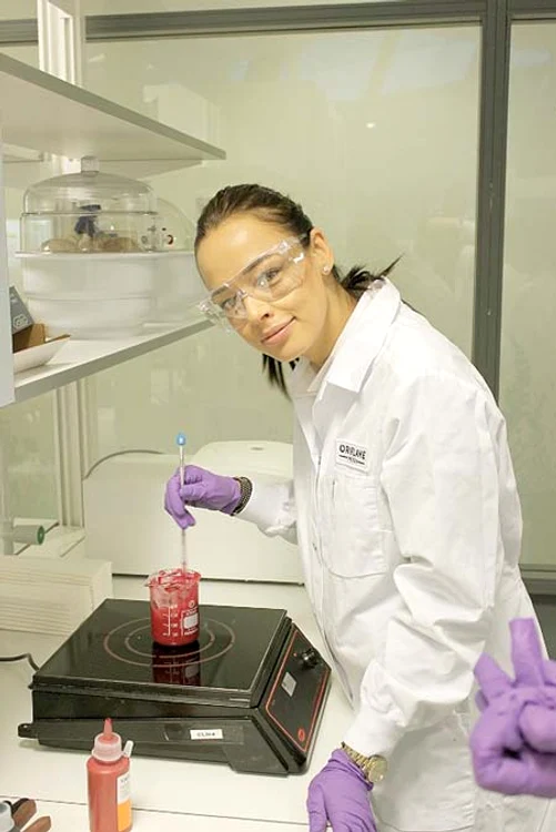 
    Andreea a combinat  mai mulţi pigmenţi  de culoare până a  rezultat nuanţa ideală  