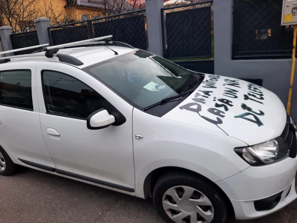 Strada Suceava din cartierul clujean Gruia este „asaltată” de maşini la fiecare meci al echipei CFR, fiind foarte aproape de stadion. FOTO: Paul Racolţa