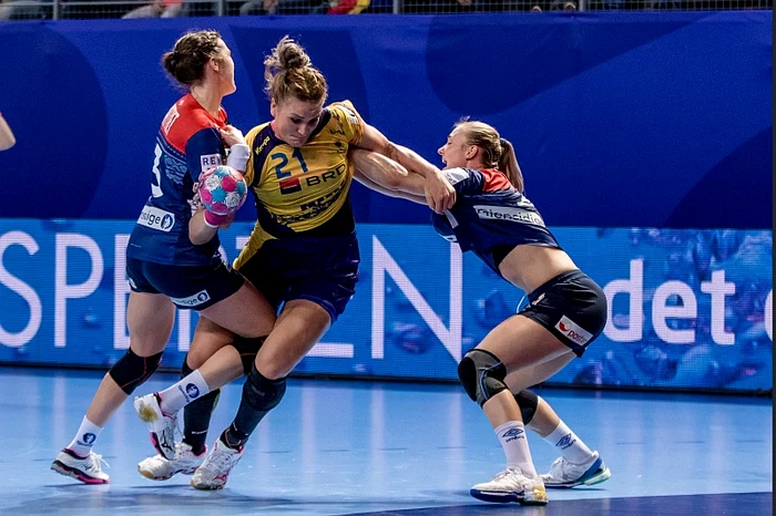 Crina Pintea își face loc pe semicerc în ciuda opoziției norvegiencelorFoto: Sport Pictures
