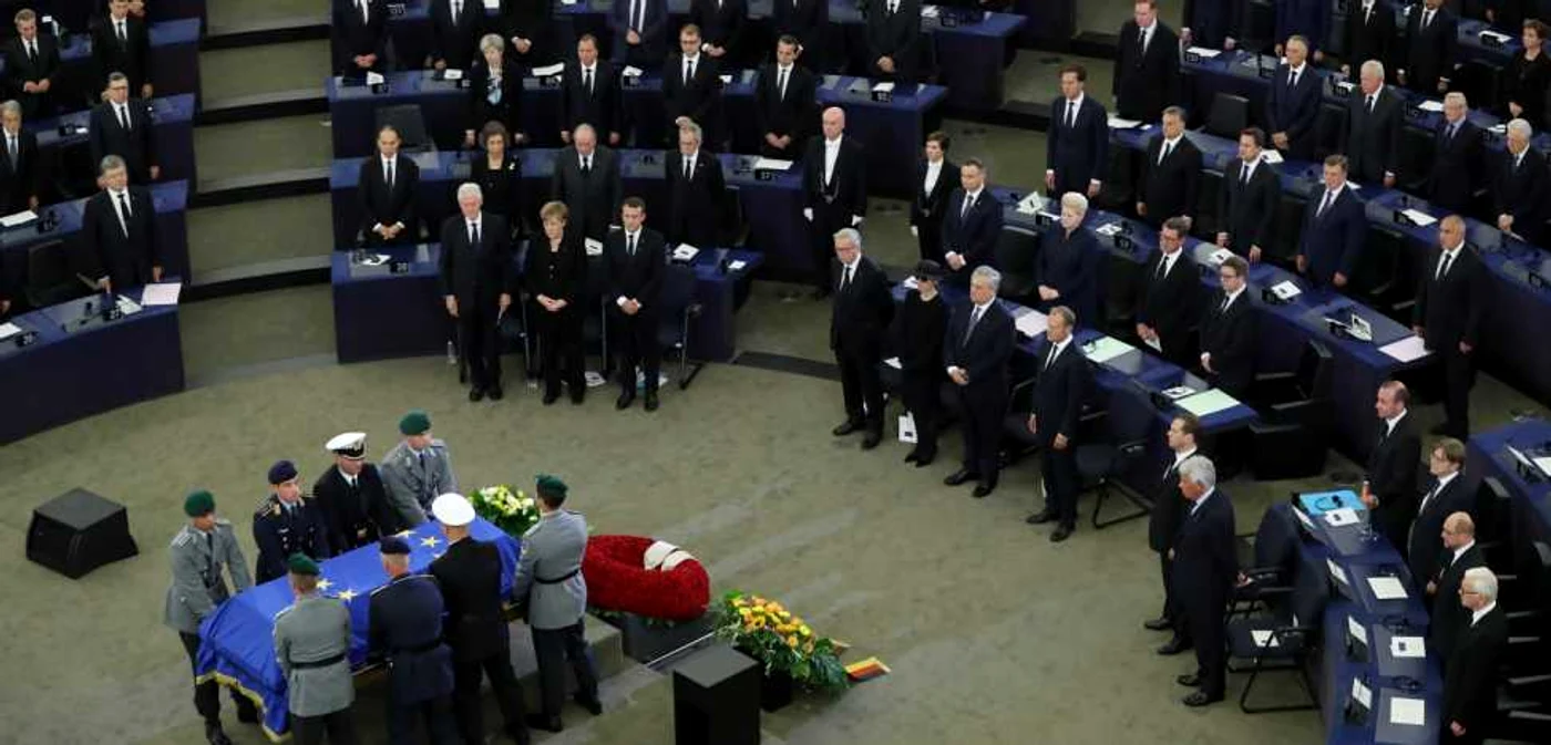 Oaspeţii se ridică la încheierea cermoniei memoriale în memoria fostului cancelar german Helmuth Kohl desfăşurat la Parlamentul European. FOTO Guliver/Gettyimages