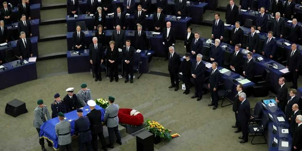 Oaspeţii se ridică la încheierea cermoniei memoriale în memoria fostului cancelar german Helmuth Kohl desfăşurat la Parlamentul European. FOTO Guliver/Gettyimages