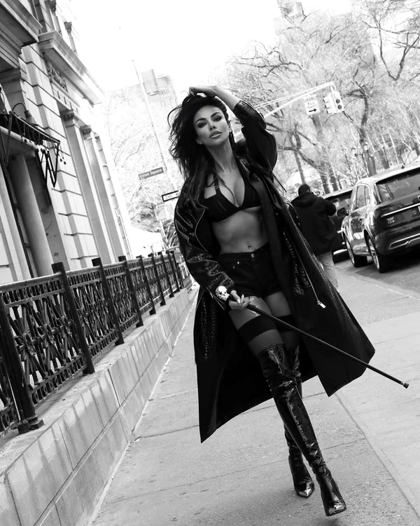 Mădălina Ghenea în ținută sexy pe străzile din New York, Instagram (2) jpg