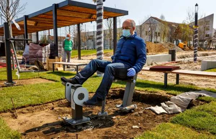 Primarul a testat aparatele de fitness din parc. FOTO: Primaria Cluj-Napoca