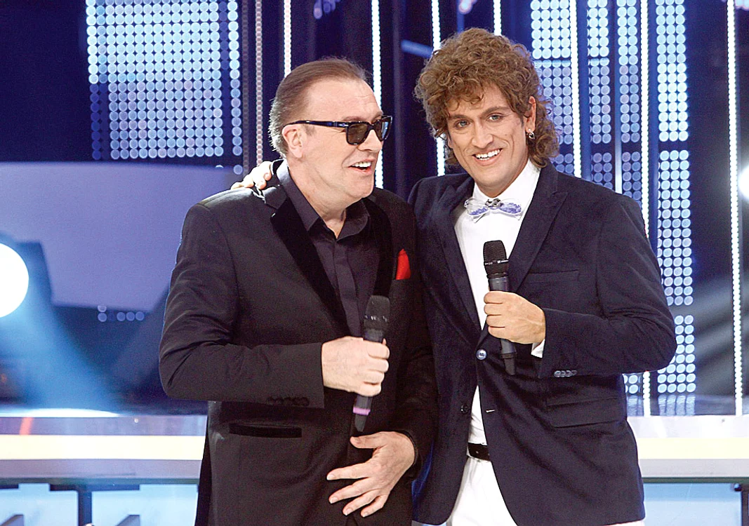 Cezar Ouatu  (dreapta) îl imită  pe Cotabiţă şi  va cânta cu el  azi, la Antena 1