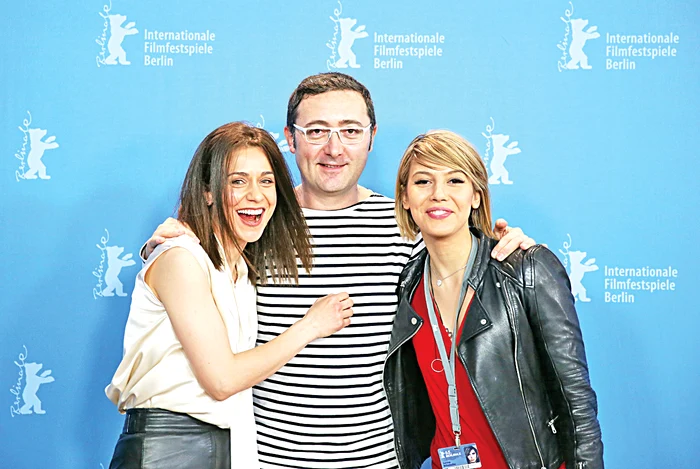 Regizorul Tudor Giurgiu, alături de actrițele Sore (dreapta) și Andreea Vasile