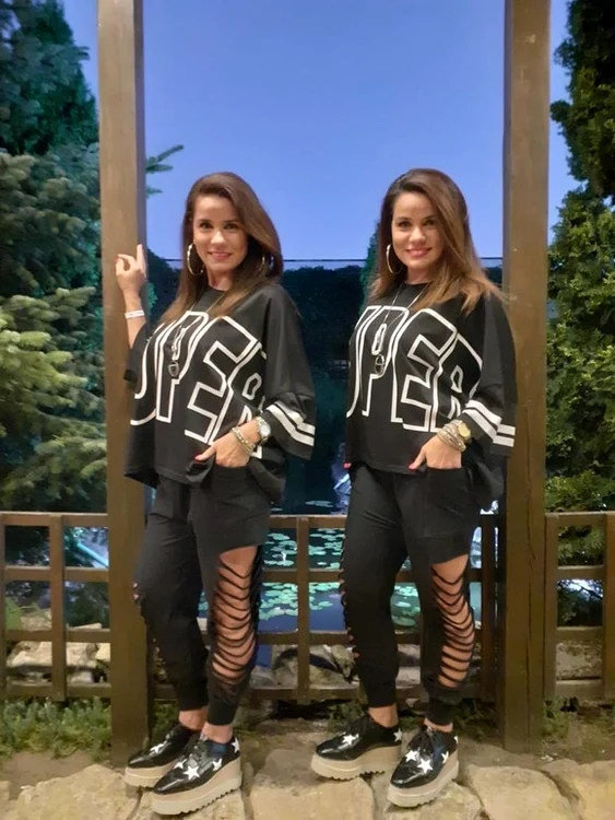 
    Ruxandra și Beatrice Galeriu cântă în trupa Twinsfoto: arhivă personală  