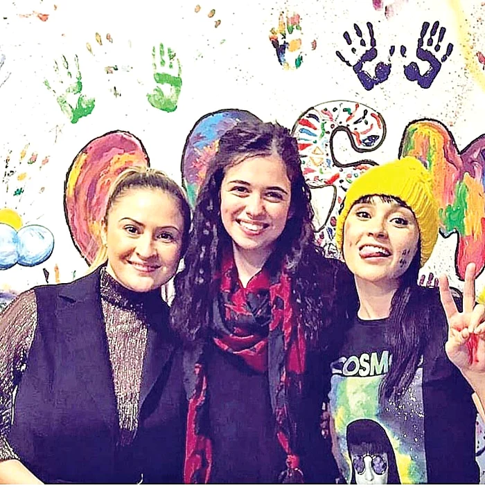 Anişoara Balmuş alături de o elevă şi de Irina Rimes