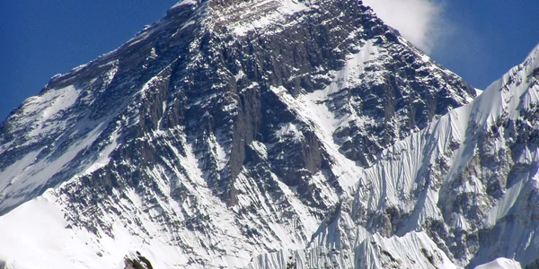 1.500 de turişti străini sunt blocaţi pe Everest încă de miercuri
