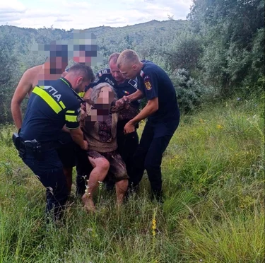 Femeie de 77 de ani salvată de polițiști FOTO IPJ Vrancea