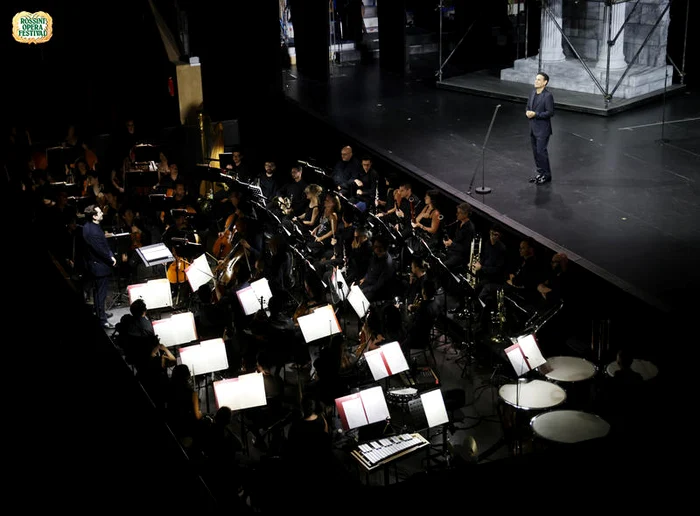 Iván López-Reynoso, orchestra bologneză și Juan Diego Flórez. Foto © Amati Bacciardi