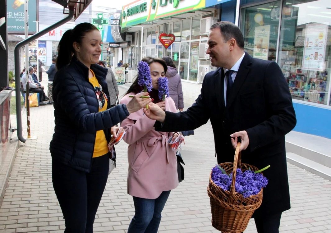 Primarul Cristi Misăilă împarte flori cumpărate cu bani de la buget