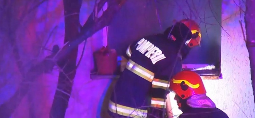 Bărbat găsit mort într-o casă mistuită de flăcări. Au fost incendii toată noaptea în Buzău VIDEO