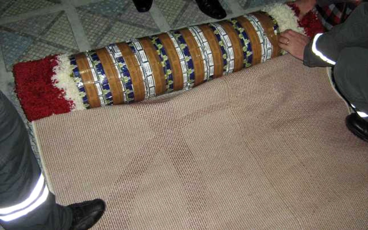 Ţigările erau rulate într-un covor. Foto: Poliţia de Frontieră