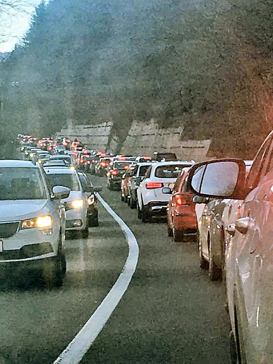 Tavi Colen a fotografiat  blocajul, din mașină 