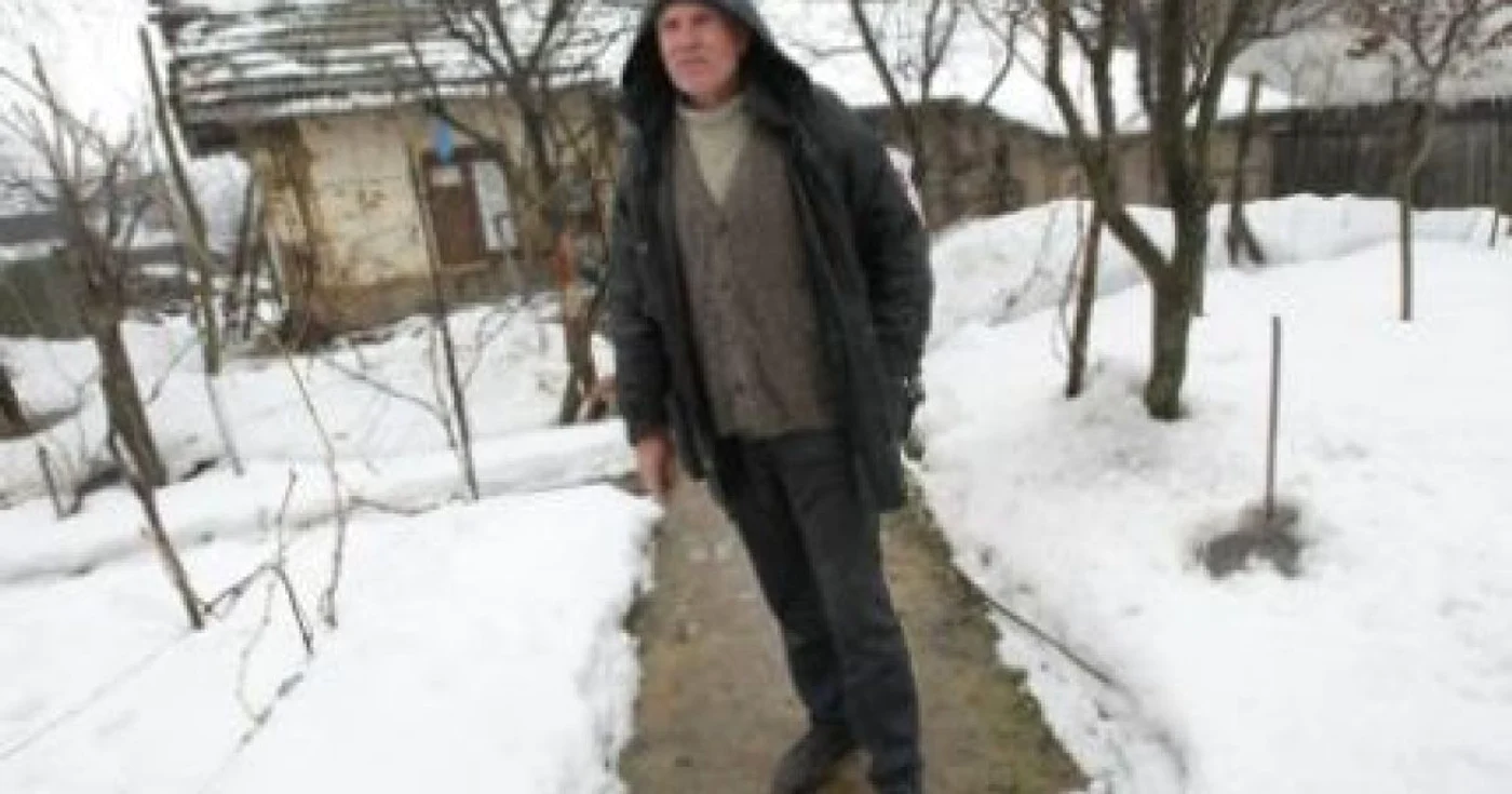 Ion Prodan locuieşte într-o amărâtă de cocioabă cu geamurile sparte