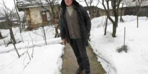 Ion Prodan locuieşte într-o amărâtă de cocioabă cu geamurile sparte