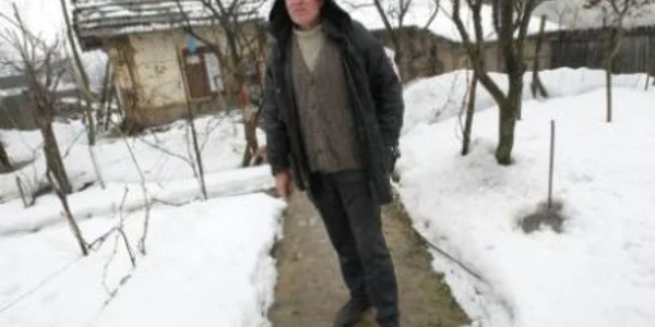 Ion Prodan locuieşte într-o amărâtă de cocioabă cu geamurile sparte