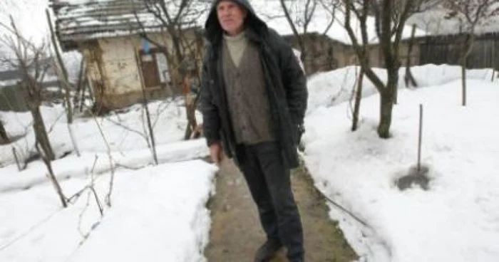 Ion Prodan locuieşte într-o amărâtă de cocioabă cu geamurile sparte