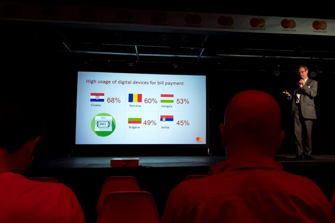 România, cu 60%, vrea plata electronică prin dispozitive mobile. FOTO Răzvan Băltăreţu/Adevărul