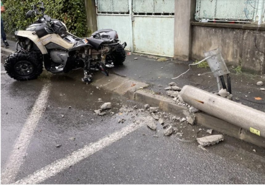 ATV cu autorizație expirată, cu trei bărbaţi, izbit de un stâlp. Conducătorul, în stare gravă la spital