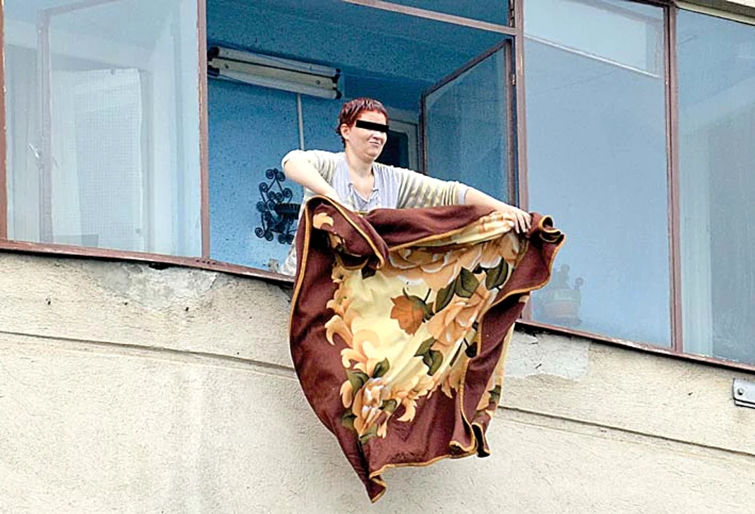 16 septembrie. Fotoreporterii Click! au surprins-o pe Ana Maria la balconul apartamentului său