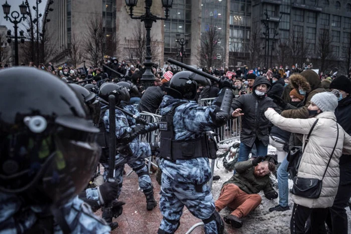 Forţele de ordine bătând protestatari în cursul unei manifestaţii în Rusia FOTO Arhivă