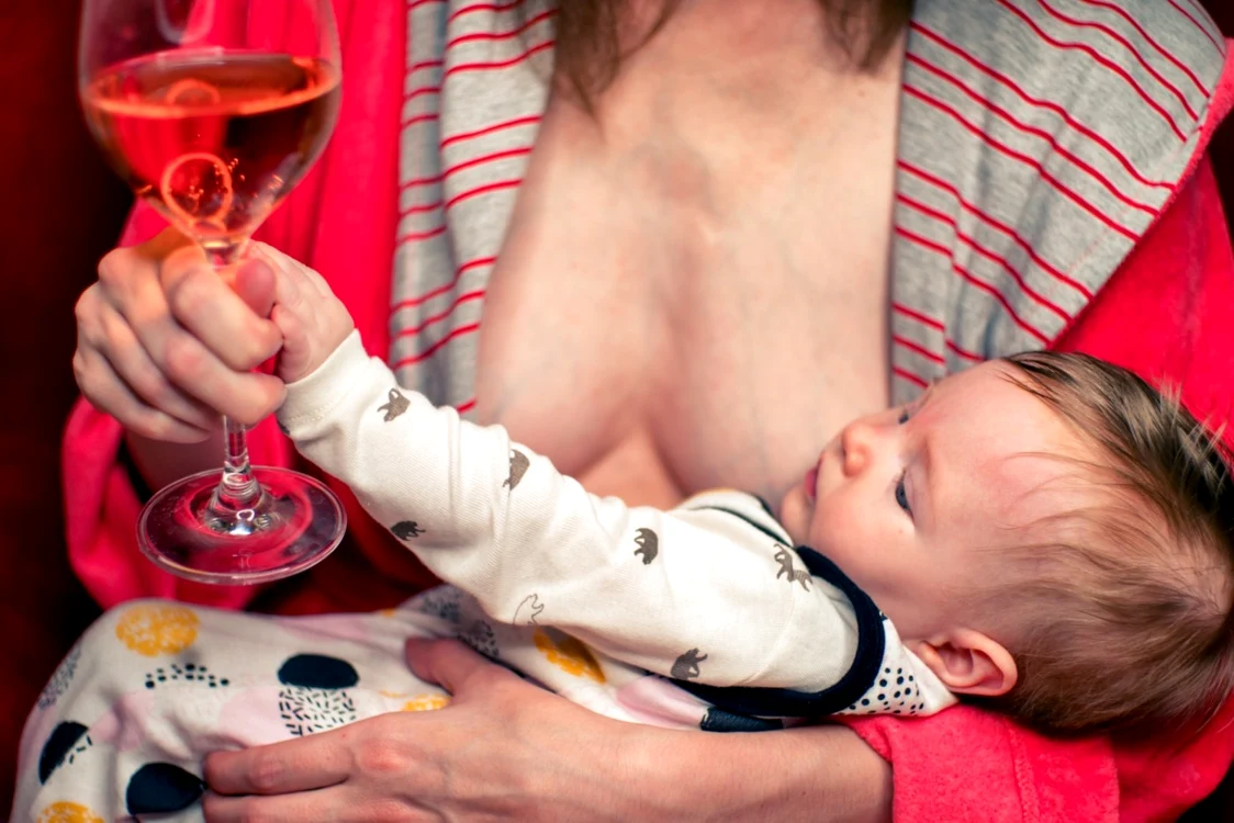 Cât de sigur este consumul de alcool  dacă alăptei? FOTO Shutterstock