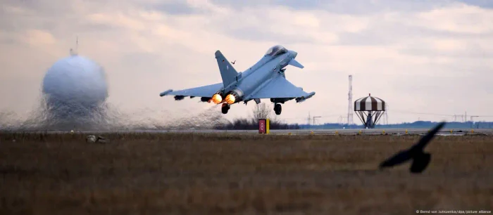 Un avion de tip Eurofighter decolează de la baza Mihail Kogălniceanu