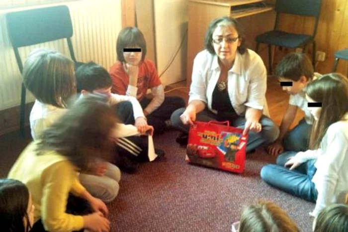 
    Învăţătoarea Dana Blându, alături de un grup de elevi  