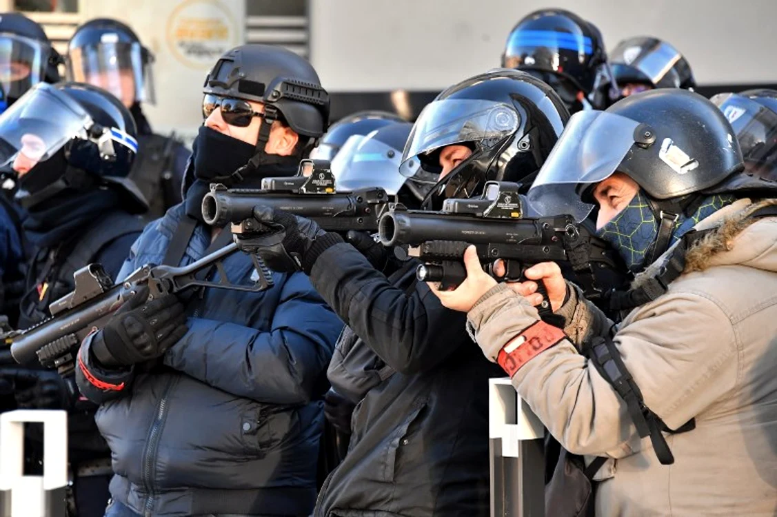 Forțele de ordine s-au mobilizat pentru a le face față manifestanților violenți