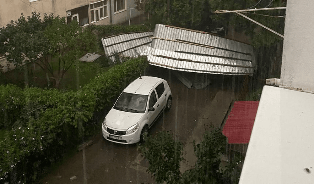 Acoperişul unui bloc din Bacău, spulberat de o rafală de vânt. Fenomene meteo extreme în tot județul