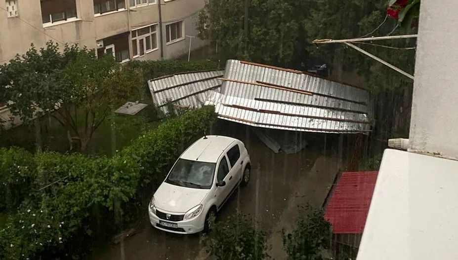 Bucățile de acoperiș smulse de vânt au avariat o mașină FOTO ISU Bacău