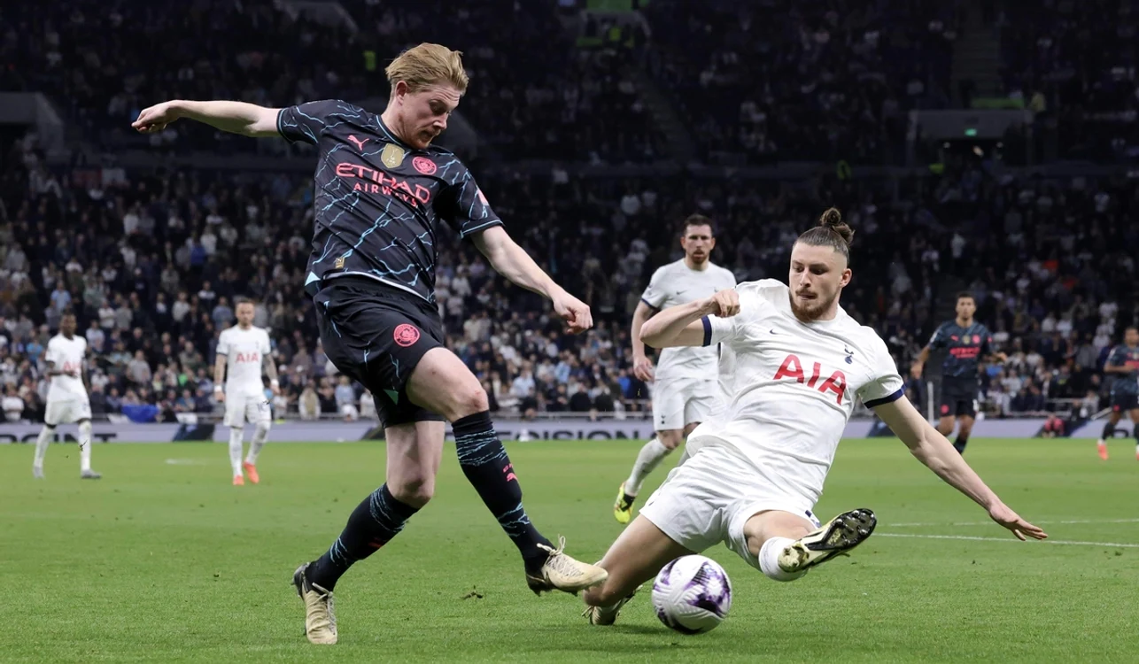 Radu Drăgușin (dreapta), lăudat pentru prestația de la Tottenham (FOTO: EPA)