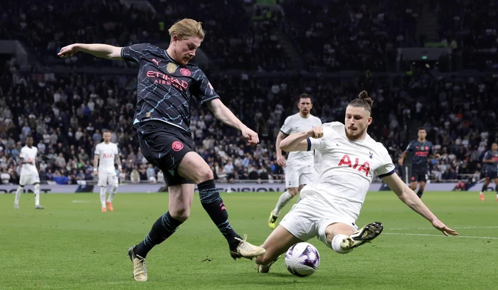 Radu Drăgușin (dreapta), lăudat pentru prestația de la Tottenham (FOTO: EPA)