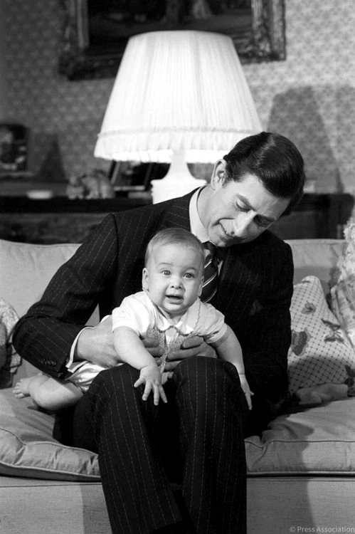 
    Prințul Charles, alături de Prințul William când era micFoto: Twitter  