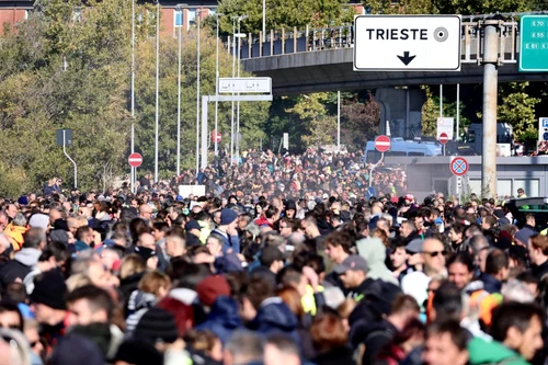 Proteste in Italia în prima zi de intrare obligatorie cu certificatul verde la locul de muncă 15 octombrie 2021 FOTO EPA-EFE