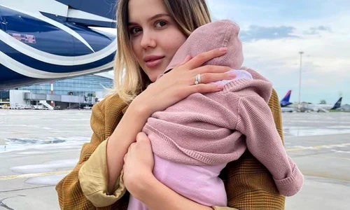 emily burghelea prima vacanta cu fetita ei in afara tarii imaginile de la plaja au adunat zeci de mii 33 size19 jpg