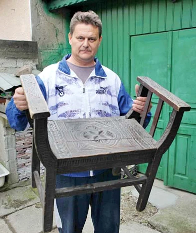 Gabriel Dumitru a găsit la  gunoi un scaun vechi de peste  100 de ani, foarte valoros