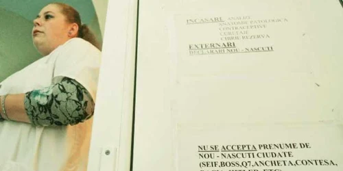 Asistenta Laura Tomescu a lipit un afiş cu exemple de nume indecente pe uşa biroului de naşteri de la Maternitatea Polizu din Capitală  