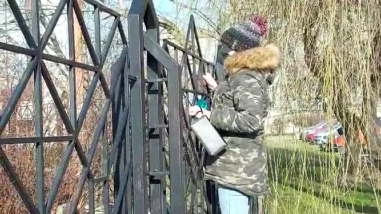 Mătuşa Luizei Melencu a avut un scurt schimb de replici cu jandarmii FOTO: Ana Popescu
