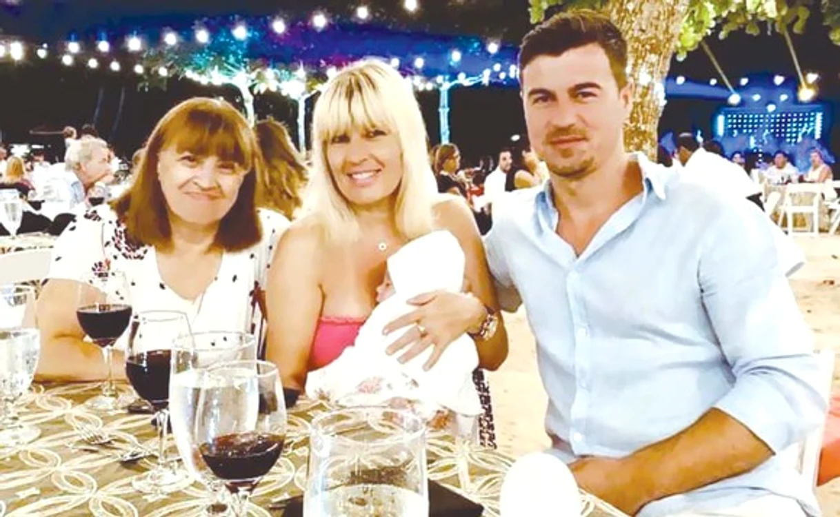 
    Adrian şi micuţa Eva Maria au trecut prin momente dificile, după ce Elena Udrea a fost arestată în Costa RicaFoto:Arhivă personală  