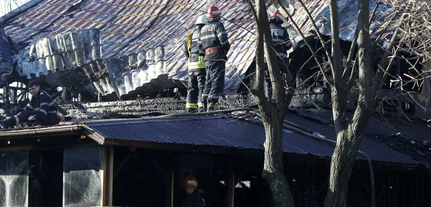 Mai multe echipaje de pompieri s-au deplasat la locul incendiului FOTO Inquam Photos Octav Ganea